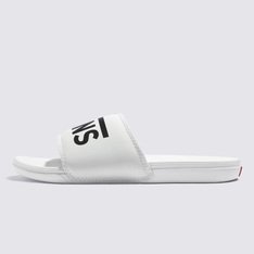 Deslize no conforto com o Chinelo Slide-On Marshmallow. Com inspiração no solado vulcanizado dos clássicos Vans, o chinelo slide-on apresenta silhueta com uma tira larga em nobuck sintético branco com assinatura Vans em “Drop V”. Com forro de borracha macia e tecido elástico, o modelo possui palmilhas UltraCush super macias que incluem suporte de arco embutido e as solas waffle UltraCush™ Lite injetadas com leveza, flexibilidade e durabilidade. Esse modelo vai te acompanhar na correria de um dia inteiro. O logo “Vans Off The Wall” é aplicado na heeltab do calcanhar.
