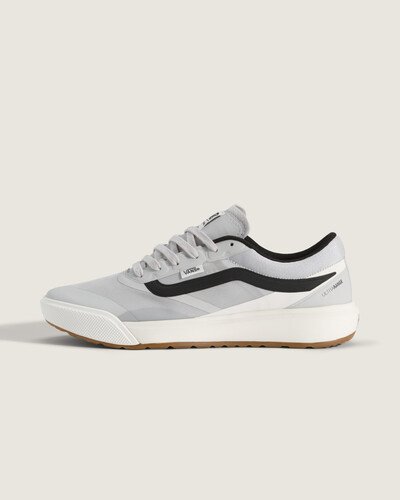 Aventura pronta. Em qualquer lugar, a qualquer hora

A vida raramente corre como planejado, mas o MTE UltraRange 2.0 RW mantém você em movimento em cada reviravolta. Sua parte superior respirável, reforçada com sobreposições Rapidweld sem costura, atinge o equilíbrio perfeito entre durabilidade e um ajuste leve e adaptável. As entressolas UltraCush Lite suavizam cada passo para combater a fadiga em dias longos, enquanto as solas waffle reversas proporcionam tração que aumenta a confiança em terrenos imprevisíveis. Construído para oferecer estabilidade e conforto quando a viagem o tira do rumo, este é o sapato que prospera onde outros vacilam.