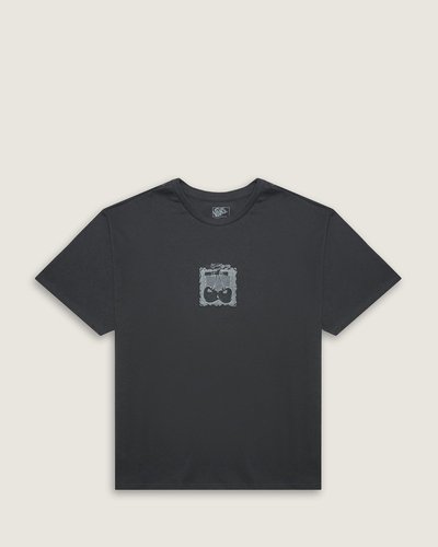 Sua personalidade em destaque, independente da ocasião. A Camiseta Cherryride Outsized Ss Asphalt Cherry traz estilo sem esforço para o seu visual. Ela foi construída para ser a sua peça básica favorita. Confeccionada em tecido 100% algodão, o modelo possui corte justo, com detalhe em costura pespontada dupla contrastante, no contorno de toda a peça. Traz estampa frontal com assinatura Vans, com imagem de cerejas, centralizadas na altura do peito. Uma peça atemporal que carrega a herança Vans no estilo casual e descontraído.