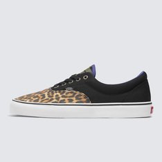 O tênis Vans Era foi o primeiro modelo projetado para skatistas e pensado por skatistas. Introduzido em 1976 e originalmente chamado Vans #95, o Vans Era tornou-se popular pelos lendários Z-Boys e continua sendo o tênis de escolha para skatistas, surfistas e pessoas criativas em todo o mundo. O Tênis Era 90S Grunge Black possui cabedal de lona resistente, viras laterais de borracha com biqueiras reforçadas para suportar o desgaste por repetição, ilhós de metal, colarinhos acolchoados para dar apoio e flexibilidade e a original sola waffle de borracha exclusiva Vans.
Características do produto: 
• Tênis de cano baixo; 
• Fechamento com cadarço; 
• Cabedal resistente em lona; 
• Ilhós de metal; 
• Solado emborrachado em waffle exclusivo Vans.