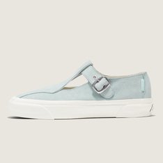 Incorporando a nostalgia retrô e uma interpretação lúdica da feminilidade, a Vans Mary Jane revitaliza essa silhueta atemporal e a eleva para um novo nível. Combinando uma fivela simples e uma tira com uma capa de borracha para os dedos, costura contrastante e a icônica sola de borracha tipo waffle, o Tênis Lx Mary Jane Pig Suede Spa Blue oferece a mistura perfeita de casualidade e elegância, ideal para todos os momentos.
