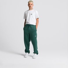 A Calça Moletom Compl. Ultra Neo Vr3 Bistro Green White é confeccionada em algodão e poliéster. O modelo clássico Vans de cintura média apresenta cós elástico com ajuste em cordão. Traz bolsos frontais estilo faca e aplicação de patch bordado com assinatura Vans em “Drop V” na altura da coxa esquerda. Com bolso traseiro, o modelo possui comprimento mais longo, com shape solto, caimento reto e acabamento canelado. Para curtir e relaxar no estilo “Off The Wall”.
Características do produto:
• Calça de moletom masculina; 
• Confeccionada em algodão e poliéster; 
• Cós elástico com ajuste em cordão;
• Bolsos frontais estilo faca; 
• Bolso traseiro;
• Patch bordado com assinatura Vans em “Drop V” na altura da coxa esquerda.