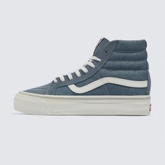 A Vans reconstruiu alguns dos seus clássicos mais icônicos com escolhas intencionais nos materiais utilizados. Apresentando um cabedal em algodão orgânico, uma sola que usa borracha natural e uma palmilha de espuma de base biológica que proporciona maior conforto, o Tênis Sk8-Hi Mte Salt Wash Suede Canvas Stormy Weather continua mudando o mundo dos clássicos do skate para outro patamar. A equipe da Vans estabeleceu metas ambiciosas de sustentabilidade. Grandes ou pequenos, todos os esforços resultam em mudanças positivas. Para ganhar o logotipo do globo Checkerboard, pelo menos 30% do produto deve ser feito de um ou uma combinação de materiais reciclados, renováveis e/ou regenerativos. Para saber mais sobre a Vans e a sua jornada rumo a materiais sustentáveis, acesse www.vans.com.br/sustentabilidade.