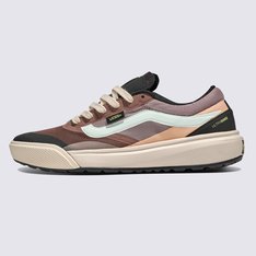 Aventura pronta. Em qualquer lugar, a qualquer hora

A vida raramente corre como planejado, mas o MTE UltraRange 2.0 RW mantém você em movimento em cada reviravolta. Sua parte superior respirável, reforçada com sobreposições Rapidweld sem costura, atinge o equilíbrio perfeito entre durabilidade e um ajuste leve e adaptável. As entressolas UltraCush Lite suavizam cada passo para combater a fadiga em dias longos, enquanto as solas waffle reversas proporcionam tração que aumenta a confiança em terrenos imprevisíveis. Construído para oferecer estabilidade e conforto quando a viagem o tira do rumo, este é o sapato que prospera onde outros vacilam.