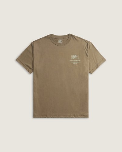A Camiseta Manga Curta Stacked Hi Vintage Cocoa traz estampa frontal centralizada e gola careca em malha knit, com modelagem confortável que privilegia caimento natural. Confeccionada em algodão, oferece toque macio, respirabilidade e flexibilidade ao movimento. O gráfico central reforça a atitude VANS, enquanto o acabamento clean mantém a proposta autêntica e descontraída do modelo.