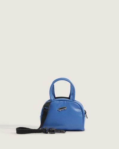 A Bolsa Micro Salton Bowler Bag Black é uma bolsa estruturada em tamanho compacto, com alças curtas e bolso interno que favorece organização. Confeccionada em material IND, apresenta construção que privilegia forma e resistência, além de acabamento com um toque moderno. O modelo entrega sensação tátil firme e praticidade ao carregar, mantendo itens organizados em um formato pensado para uso descontraído e funcional.
