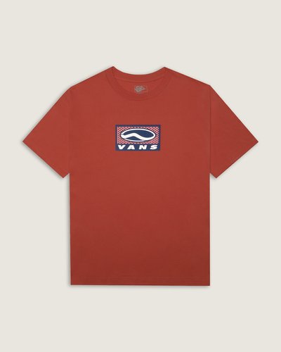 A Camiseta Manga Curta Sidestripe Sportswear Crimson Haze traz o icônico sidestripe da VANS aplicado na lateral, valorizando o grafismo tradicional da marca. Confeccionada em malha knit de algodão, oferece toque macio e respirabilidade, com construção que privilegia conforto e liberdade de movimento. O modelo une identidade visual autêntica e acabamento pensado para garantir flexibilidade e conforto descontraído.