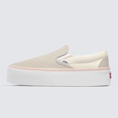 Em 1977, o tênis Slip-On, nomeado originalmente como Vans #98 é lançado e virou uma febre no sul da Califórnia com a ajuda de skatistas e atletas de BMX. Anos depois, ganhou atenção e apelo internacional quando apareceu nos pés de Jeff Spiccoli, personagem interpretado por Sean Penn no filme Fast Times at Ridgemont High, de 1982, tornando-se um dos maiores ícones da Vans. O Tênis Slip-On Stackform Color Block Multi possui perfil baixo, cabedal de lona têxtil resistente em tons pastéis, cano acolchoado, elástico nas laterais, viras laterias de borracha na cor branca com biqueiras reforçadas para suportar o desgaste por repetição e a original sola plataforma de borracha waffle da Vans. Aplicação de etiqueta emborrachada transparente com assinatura Vans na lateral e o logo “Vans Off The Wall” é aplicado na heeltab do calcanhar.