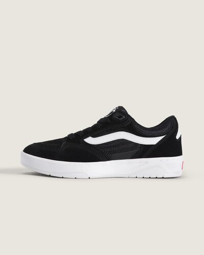 Tênis Skate Rowan Black White Red coloca o legado Off The Wall da Vans em foco, combinando couro resistente com construção vulcanizada que garante aderência consistente. Entrega conforto imediato graças ao colarinho acolchoado e ao forro que favorecem suporte e flexibilidade nas manobras. Design direto, construção pensada para skate, materiais de couro e solado vulcanizado que valorizam a expressão autêntica da marca.