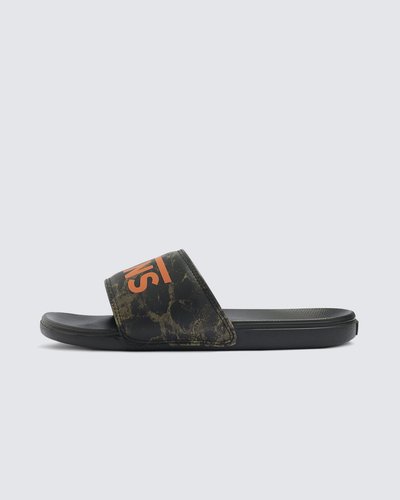 Deslize no conforto com o Chinelo Slide-On La Costa Camo Black. Com inspiração no solado vulcanizado dos clássicos Vans, o chinelo slide-on apresenta silhueta com uma tira larga em nobuck sintético com estampa camuflada e assinatura Vans em “Drop V”. Com forro de borracha macia e tecido elástico, o modelo possui palmilhas UltraCush super macias que incluem suporte de arco embutido e as solas waffle UltraCush™ Lite injetadas com leveza, flexibilidade e durabilidade. Esse modelo vai te acompanhar na correria de um dia inteiro. A assinatura “Vans Off The Wall” é aplicada na heeltab do calcanhar.