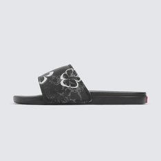 Deslize no conforto com o Chinelo Slide-On Floral Stain Abyss. Com inspiração no solado vulcanizado dos clássicos Vans, o chinelo slide-on apresenta silhueta com uma tira larga em nobuck sintético com estampa floral icônica e assinatura Vans em “Drop V”. Com forro de borracha macia e tecido elástico, o modelo possui palmilhas UltraCush super macias que incluem suporte de arco embutido e as solas waffle UltraCush™ Lite injetadas com leveza, flexibilidade e durabilidade. Esse modelo vai te acompanhar na correria de um dia inteiro. A assinatura “Vans Off The Wall” é aplicada na heeltab do calcanhar.