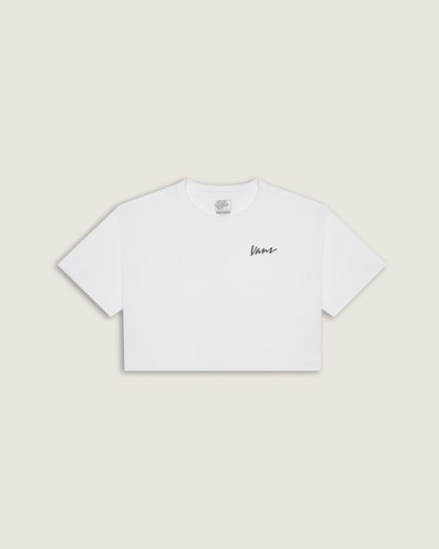 O estilo “Off The Wall” é referência nas artes, na cultura de rua e nos esportes de ação. Com estampa na altura do peito, no lado esquerdo, com assinatura Vans em letra cursiva, a Camiseta Classic Script Ss White de manga curta é urbana e compõe o visual casual, com inspiração no street style. Confeccionada em algodão e gola careca em rib, a camiseta com modelagem cropped - mais curta e que veste soltinha no corpo - para uso em diversos momentos, tanto como os de lazer como na prática de esportes de ação. A camiseta proporciona conforto e veste fácil, onde a única preocupação é apenas curtir dentro e fora das pistas com estilo.