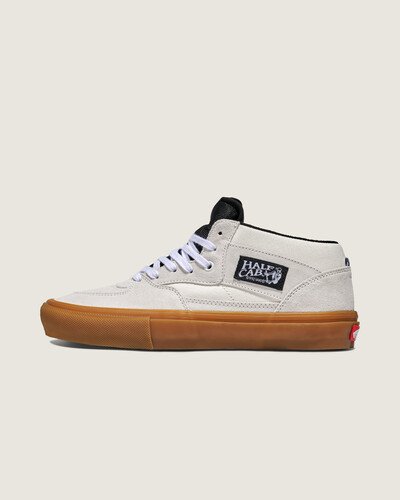 Husa. 1992, andando de skate do seu jeito

O Half Cab surgiu nos anos 90, quando os skatistas reduziram o cano alto do Full Cab para melhorar a mobilidade do tornozelo – um ousado movimento DIY que personificava o espírito rebelde do skate. A versão Skate moderniza esta silhueta icónica com durabilidade e características de desempenho melhoradas, honrando as suas raízes rebeldes e ao mesmo tempo apoiando os skaters que ultrapassam os limites nas ruas de hoje.