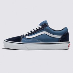 Em 1977, o tênis Old Skool, originalmente nomeado de Vans #36 foi lançado sendo o primeiro a conter a icônica sidestripe na lateral. O que começou como um rabisco de Paul Van Doren, originalmente chamado de “Jazz Stripe”, se tornou um dos ícones da marca Vans. O Tênis Old Skool Navy é um tênis de cano baixo com cadarço que possui cabedal de lona têxtil e camurça resistente nas cores azul e preto, sidestripe em couro branco e viras laterais borracha na cor branca com biqueiras reforçadas para suportar o desgaste por repetição, cano acolchoado para dar suporte e flexibilidade e a clássica sola de borracha waffle vulcanizada exclusiva Vans.