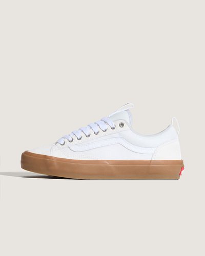 Inspirado no Old Skool original - lançado em 1977 - o Tênis Skate Old Skool White Gum é um tênis de skate totalmente novo que se inspira no estilo de meados dos anos 90, combinando língua acolchoada e biqueira mais curta com detalhes modernos. Equipado com a borracha aderente SickStick™ e revestimentos de borracha DuraCap™ de longa duração, ele traz desempenho e durabilidade modernos a uma silhueta inspirada nas origens da Vans.
