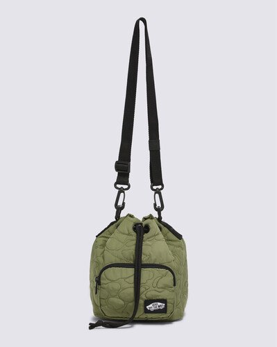Com um design simples e muito estilo, a Bolsa ABD Bucket Bag Loden Green apresenta um fecho de pressão no compartimento principal e um bolso frontal com zíper. O modelo possui uma alça transversal ajustável e removível e traz aplicação de etiqueta tecida Vans exclusiva.