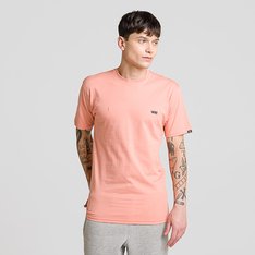 Fundada na Califórnia em 1966, a Vans está envolvida com a cultura rua, artes, música e ligada ao skate e à evolução do esporte, sem perder a essência. Dos clássicos aos modernos, a Vans possui uma enorme variedade de modelos de tênis, roupas e acessórios, sempre mantendo o estilo "Off The Wall". A Camiseta SS Lobster Bisque Black de manga curta traz assinatura Vans em "Drop V" discreta e bordada na altura do peito, do lado esquerdo. Com gola canelada, costura reforçada nos ombros e aplicação de etiqueta tecida Vans na manga.