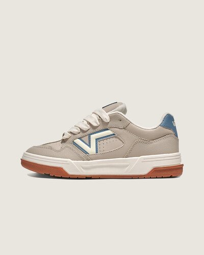 Projetado em 1999. Reimaginado para hoje. 

Conheça o Upland Shoe, um tênis do passado reprojetado para o futuro. Pegamos o clássico robusto de cano baixo dos anos 90 e adicionamos alguns toques modernos. O formato redesenhado do pé traz melhor ajuste e conforto, enquanto materiais elevados combinam durabilidade e estilo. Com atacadores grandes e logótipos arrojados, os Upland ligam perfeitamente a nossa herança com tudo o que hoje nos reserva.