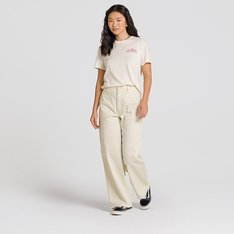 A Calça Union Relaxed Carpenter Upland Turtledove é uma peça clássica inspirada em roupas de trabalho com um toque original Vans. Uma calça confeccionada em 100% algodão e espinha de peixe tingida, que possui muito estilo. Com silhueta de pernas mais largas, o modelo apresenta bolsos frontais e traseiros, facilitando os movimentos dentro ou fora das pistas.