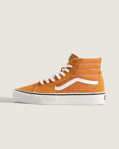 O Sk8-Hi, originalmente chamado de Style #38, foi apresentado em 1978 como o primeiro tênis de cano alto para a prática do skate. Apresentando um inovador colarinho alto acolchoado para suporte no tornozelo e uma biqueira reforçada, foi o segundo tênis a apresentar a icônica sidestripe da Vans ao mesmo tempo que trouxe um visual totalmente novo para a família Vans. Foi e ainda é um emblema da cultura “Off The Wall”. Em homenagem ao primeiro tênis de cano alto, o Tênis Sk8-Hi Tapered Marmalade é construído com lona e tecido sintético resistentes em uma variedade de cores clássicas e inesperadas. Este tênis com cadarço também vem equipado com solas de borracha waffle exclusivas para maior aderência no dia a dia.