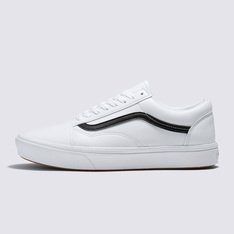 <p>Quando os clássicos se unem ao conforto. A Vans renovou a silhueta clássica do Old Skool introduzindo a tecnologia ComfyCush: uma nova sola mais macia e acolchoada que oferece ao ComfyCush Old Skool um ajuste sem igual que faz com que pareça que estamos andando nas nuvens. Apresentando uma construção co-moldada de espuma e borracha para a combinação perfeita de conforto e aderência, com o Classic ComfyCush Old Skool é possível se sentir confortável o tempo todo, mantendo a estética atemporal do icônico calçado com sidestripe. Equipado com solas de borracha que proporcionam durabilidade e tração, interiores simplificados de peça única com maior suporte no arco e forro com material que absorve a umidade em todo o interior do tênis. sidestripe em couro preto e viras laterais de borracha na cor branca, o Tênis Old Skool ComfyCush True White na cor branca confere um toque retrô aos estilos esportivos da Vans do início dos anos 90 e oferece uma experiência em que o conforto é vital.</p>