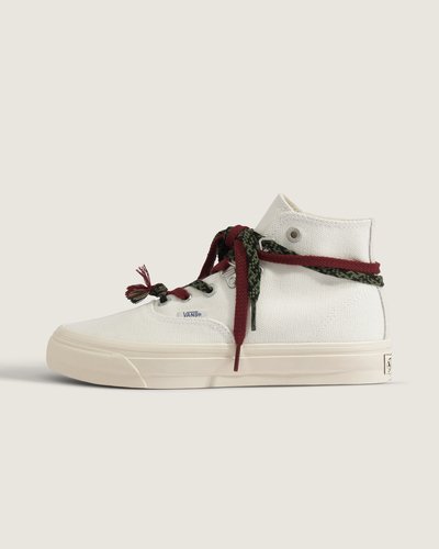 Nascido em Anaheim, Califórnia, em 1966, o Authentic é o estilo tradicional original da Vans, originalmente conhecido como Vans #44 Deck Shoes, que incorpora a atitude Off The Wall. O Tênis Authentic Lx Scapped Marshmallow é confeccionado em textile com construção cold cement e bico redondo clássico. Oferece conforto acolchoado, suporte estável e flexibilidade em cada passo, com detalhes que reforçam o legado descontraído e atemporal da Vans.