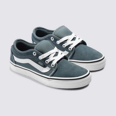 Um tênis inspirado na tradição e que carrega a essência “Off The Wall” da Vans, pronto para o skate. O Tênis Skate Chukka Low Sidestripe C Low Sidestripe Stargazer, foi projetado pela equipe de skate da Vans com inspiração nos modelos icônicos como o Authentic e o Chukka Boot, trazendo uma nova estética. Apresentando a icônica sidestripe, a silhueta de cano baixo na cor nude combina materiais clássicos, como camurça resistente e lona de 280g, com as solas waffle originais da Vans, produzidas com uma borracha que oferece maior aderência e suporte. As palmilhas PopCush™ com retorno de energia foram adicionadas para amortecimento superior e proteção contra impactos, ajudando a reduzir o cansaço das pernas em sessões de skate mais longas.
Características do produto:
• Amortecimento PopCush: o melhor amortecimento e proteção contra impactos. As palmilhas PopCusch™ com retorno de energia protegem seus pés enquanto ajudam a reduzir o cansaço das pernas em sessões de skate mais longas. • Aderência clássica da borracha de goma: antes de mais nada, foi o composto de borracha de goma Van Doren™, produzido a partir de uma borracha que oferece aderência e suporte, que atraiu os skatistas para a Vans. Esta é a sola do skate. • Sensação de prancha, flexibilidade e aderência máximas: uma versão mais leve da construção icônica, o Pro Vulc Lite apresenta vulcanização de parede alta com revestimento único, além de amortecimento drop-in.