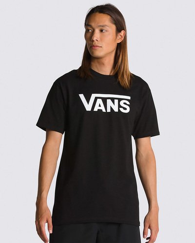 Fundada na Califórnia em 1966, a Vans está envolvida com a cultura de rua, artes, música e ligada ao skate e à evolução do esporte, sem perder a essência. Dos clássicos aos modernos, a Vans possui uma enorme variedade de modelos de tênis, roupas e acessórios, sempre mantendo o estilo "Off The Wall". A Camiseta Vans Classic Black White de manga curta, possui o logo Vans em "Drop V" estampado na altura do peito, em silk à base d’água. Traz etiqueta tecida Vans aplicada na manga, gola canelada, costura reforçada nos ombros e é confeccionada em 90% algodão e 10% poliéster. Tipo de caimento: clássico. O modelo tem 1,82m de altura e veste tamanho M.
