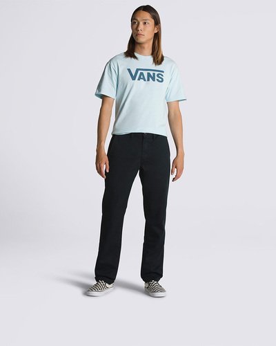 Ajuste, estilo e durabilidade. As Authentic Chino Slim Pants são versáteis calças chino desenvolvidas com estrutura macia aprimorada. A Calça Authentic Chino Slim Black apresenta bolsos frontais e um novo bolso para moedas no lado direito, bolsos embutidos traseiros com fechamento por botões e detalhes bordados Vans em "Drop V" para reforço.