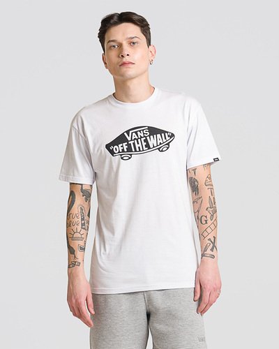 Fundada na Califórnia em 1966, a Vans está envolvida com a cultura de rua, artes, música e ligada ao skate e à evolução do esporte, sem perder a essência. Dos clássicos aos modernos, a Vans possui uma enorme variedade de modelos de tênis, roupas e acessórios, sempre mantendo o estilo "Off The Wall". A camiseta OTW Classic Ss White Black branca de manga curta, possui o logo do lendário skate Vans "Off the Wall" estampado na altura do peito em silk à base d’água. Traz etiqueta tecida Vans aplicada na manga, gola canelada, costura reforçada nos ombros e é confeccionada em 100% algodão. Tipo de modelagem: classic. O modelo tem 1,82m de altura e veste tamanho M.