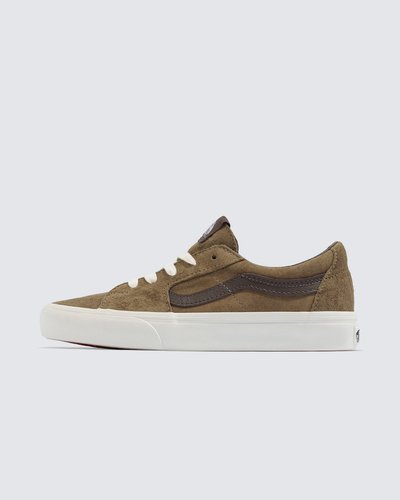 O Sk8-Low, uma versão do lendário tênis de cano alto da Vans, é produzido com uma variedade de cores clássicas, trazendo a estética Sk8-Hi® em um tênis de cano baixo. Com cabedal durável de lona e camurça resistentes, o Tênis Sk8-Low Suede Brown possui a contraparte mais alta. O tênis com sidestripe lendária com fecho em cadarços também inclui biqueiras reforçadas, colarinhos acolchoados de suporte e sola de borracha waffle exclusiva Vans.