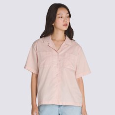 Irreverente, a Camisa Ss Sepia Rose não passa despercebida na composição do visual. A camisa feminina de manga curta confeccionada em algodão é um clássico que carrega a herança “Off The Wall” na essência, agregando e inspirando referências no street style, podendo também ser utilizada como terceira peça na produção. Criatividade ao máximo, a camisa traz fechamento frontal por botões e dois bolsos na altura do peito. Isso é “Old Skool” Vans nas origens. Com modelagem clássica, possui caimento mais solto, com aplicação de etiqueta tecida Vans na lateral.
