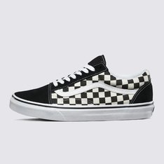 Em 1977, o tênis Old Skool, originalmente nomeado de Vans #36 foi lançado sendo o primeiro a conter a icônica sidestripe na lateral. O que começou como um rabisco de Paul Van Doren, originalmente chamado de “Jazz Stripe”, se tornou um dos ícones da marca Vans. O Tênis Old Skool Primary Checkerboard Black White é um tênis de cano baixo com cadarço que possui cabedal de lona têxtil e camurça resistente na cor preta com estampa lendária em checkerboard em preto e branco, sidestripe em couro branco e viras laterais de borracha na cor branca com biqueiras reforçadas para suportar o desgaste por repetição, cano acolchoado para dar suporte e flexibilidade e a clássica sola de borracha waffle vulcanizada exclusiva Vans.