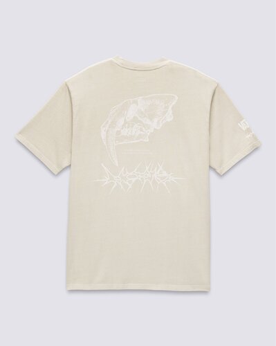 Feita de material macio de algodão orgânico, a Camiseta Mte Sabertooth Ss Tee Peyote apresenta uma lavagem overdye para um visual vintage. Coberta com uma gola canelada e detalhes do ícone VR3, ela possui estampa frontal na altura do peito, no lado esquerdo e nas costas, em silk à base d’água.

A equipe da Vans definiu metas ambiciosas de sustentabilidade. Grandes ou pequenos, todos os esforços se somam a uma mudança positiva. Para ganhar o logotipo do globo Checkerboard, pelo menos 30% do produto deve ser feito de um ou uma combinação de materiais reciclados, renováveis ??e/ou regenerativos. Para saber mais sobre a Vans e sua jornada para materiais sustentáveis, acesse www.vans.com.br/sustentabilidade.