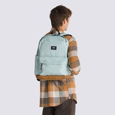 A Mochila Old Skool Sport Backpack Upland Gray Mist está pronta para sua próxima aventura. A mochila clássica apresenta um design multifuncional com dois bolsos e um bolso organizador frontal, bolso interno que comporta notebook de 15'' e um bolso lateral para garrafa de água. O modelo na cor verde, traz parte inferior em camurça contrastante e os detalhes tradicionais, como a etiqueta tecida Vans, agregam ainda mais estilo para este design icônico. A equipe da Vans estabeleceu metas ambiciosas de sustentabilidade. Grandes ou pequenos, todos os esforços resultam em mudanças positivas. Para ganhar o logotipo do globo Checkerboard, pelo menos 30% do produto deve ser feito de um ou uma combinação de materiais reciclados, renováveis ??e/ou regenerativos. Para saber mais sobre a Vans® e sua jornada em direção a materiais sustentáveis, acesse www.vans.com.br/sustentabilidade.