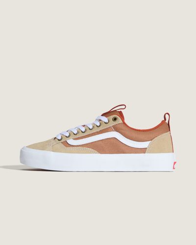 Inspirado no Old Skool original - lançado em 1977 - o Tênis Skate Old Skool Khaki Burnt Orange é um tênis de skate totalmente novo que se inspira no estilo de meados dos anos 90, combinando língua acolchoada e biqueira mais curta com detalhes modernos. Equipado com a borracha aderente SickStick™ e revestimentos de borracha DuraCap™ de longa duração, ele traz desempenho e durabilidade modernos a uma silhueta inspirada nas origens da Vans.