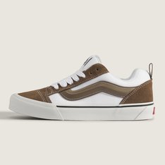 Um estilo “volumoso” típico dos anos 90 que foi inspirado no tênis de cano baixo da Vans. O Knu Skool é a interpretação contemporânea de um estilo clássico dos anos 90, caracterizado por sua lingueta volumosa e Sidestripe Vans moldada em 3D, com acabamento marcado por cadarços oversized e robustos. Com perfil marcante e detalhes em estilo dramático, o Tênis Knu Skool Sepia brinca com o original Old Skool enquanto mescla um ícone do passado com as tendências do presente.
