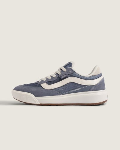A família UltraRange nasceu como resposta da VANS à necessidade de um tênis versátil para longas jornadas. O modelo Tênis Ultrarange Se 20 Glacial Slate combina acabamento em couro com sobreposições em camurça e construção cold cement, entregando conforto e leveza. Sola de borracha com padrão de tração amplia a aderência, enquanto o bico redondo, a sidestripe discreta e o acolchoamento no tornozelo oferecem suporte e flexibilidade.