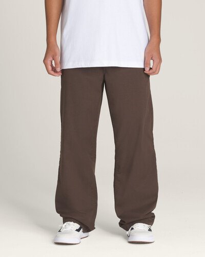 Uma calça chino versátil que oferece estilo e funcionalidade, a Calça Authentic Chino Loose Turkish Coffee permite que você deixe de se preocupar com seu equipamento e passe a se concentrar no skate. Esta calça chino de ajuste solto possui bolsos dianteiros com espaço para moedas, bolsos traseiros embutidos com fechamento por botões e detalhes bordados em “Drop-V” para maior resistência, com um toque de tradição. Traz uma faixa de sarja em checkerboard na parte interna da braguilha, com etiqueta costurada na barra para exibir um toque especial quando dobrada.