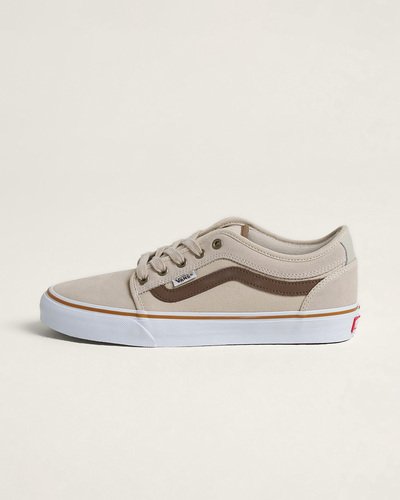 Um tênis inspirado na tradição e que carrega a essência “Off The Wall” da Vans, pronto para o skate. O Tênis Chukka Low Sidestripe Skate Espresso Khaki foi projetado pela equipe de skate da Vans com inspiração nos modelos icônicos como o Authentic e o Chukka Boot, trazendo uma nova estética. Apresentando a icônica sidestripe, a silhueta de cano baixo combina materiais clássicos, como camurça resistente e lona de 280g, com as solas waffle originais da Vans, produzidas com uma borracha que oferece maior aderência e suporte. As palmilhas PopCush™ com retorno de energia foram adicionadas para amortecimento superior e proteção contra impactos, ajudando a reduzir o cansaço das pernas em sessões de skate mais longas.