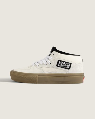 Husa. 1992, andando de skate do seu jeito

O Half Cab surgiu nos anos 90, quando os skatistas reduziram o cano alto do Full Cab para melhorar a mobilidade do tornozelo – um ousado movimento DIY que personificava o espírito rebelde do skate. A versão Skate moderniza esta silhueta icónica com durabilidade e características de desempenho melhoradas, honrando as suas raízes rebeldes e ao mesmo tempo apoiando os skaters que ultrapassam os limites nas ruas de hoje.