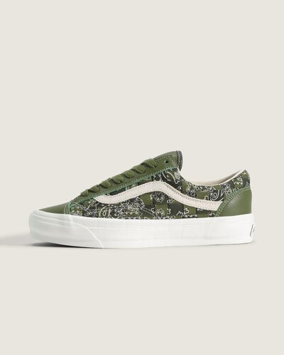 Em 1977, o tênis Old Skool foi lançado como o primeiro a conter a icônica sidestripe na lateral, originada de um rabisco de Paul Van Doren batizado de 'Jazz Stripe'. O Tênis Old Skool Lx Duck Canvas Green Balsam traz esse legado Vans com cabedal têxtil em construção vulcanizada, sidestripe repaginada com textura expressiva e pins aplicados. Cano baixo com fechamento por cadarço, acolchoamento no calcanhar, suporte e flexibilidade alinhados ao universo skate.