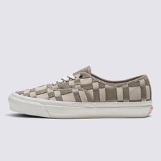 A coleção Anaheim Factory da Vans homenageia nossos mais de 50 anos de fabricação de calçados, reintroduzindo silhuetas icônicas que celebram detalhes de design únicos embasados na marca e modelo original da Vans. Em homenagem à  nossa primeira fábrica da Vans em Anaheim, na Califórnia, o Anaheim Factory Authentic 44 DX pega emprestado detalhes do Authentic original, oferecendo mais conforto com palmilhas Ortholite® atualizadas.

• Número de estilo original 
• Cabedal de veludo cotelê e tecido com inspiração vintage
• Estampa xadrez parcial
• Palmilhas Ortholite®
• Faixa de contorno mais brilhante
• Cadarços de algodão
• Sola de borracha waffle exclusiva
• 4 fileiras de cadarço com ilhós de metal para tamanhos de 3,5 a 6
• 5 fileiras de cadarço com ilhós de metal para tamanhos a partir de 6,5.Aproveite a Black Friday Vans e adquira já seu novo produto Off The Wall
