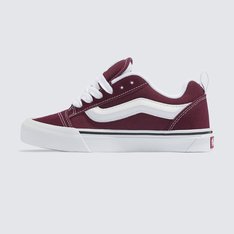 Com inspiração no estilo “volumoso” típico dos anos 90, o Knu Skool é a interpretação contemporânea do estilo clássico de uma década que representa o cenário do skate. Caracterizado por sua lingueta volumosa e Sidestripe Vans moldada em 3D, o Tênis Knu Skool Rhododendron traz o acabamento marcado por cadarços oversized e robustos. Apresenta heeltab do skate tradicional com inscrição Vans em “Drop V” e “Off The Wall” aplicada no calcanhar, com etiqueta tecida “Vans Off The Wall” aplicada na lingueta. Com perfil marcante e detalhes em estilo dramático dos anos 90, esse tênis lendário brinca com o original Old Skool, reverenciando um ícone do passado com as tendências do presente.