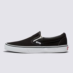 Em 1977, o tênis Slip-On, conhecido originalmente como Vans #98 é apresentado e com a ajuda de skatistas e atletas de BMX, virou uma febre no sul da Califórnia. Anos depois, ganhou atenção e apelo internacional quando apareceu nos pés de Jeff Spiccoli, personagem interpretado por Sean Penn no filme Fast Times at Ridgemont High, de 1982, tornando-se um dos maiores ícones da Vans. O Tênis Slip-On Black possui perfil baixo, cabedal de lona têxtil resistente na cor preta, cano acolchoado, elástico nas laterais, viras laterais de borracha na cor branca com biqueiras reforçadas para suportar o desgaste por repetição e a original sola de borracha Waffle exclusiva Vans.