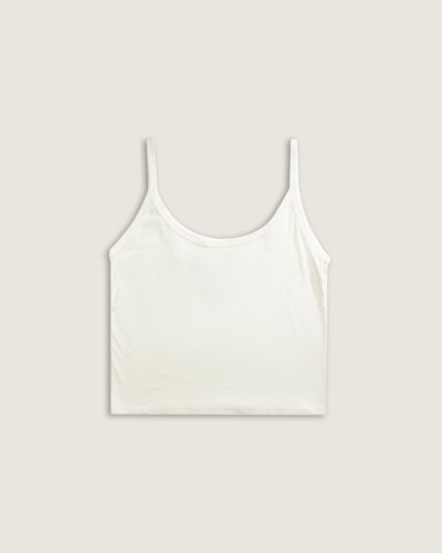 Regata feminina em malha knit 100% algodão com modelagem loose fit, alças finas e barra reta. Peça lisa em tom branco com pequeno logo aplicado em silk na parte superior traseira, proporcionando um detalhe discreto de marca. Versátil e leve, pensada para uso noturno casual e looks urbanos confortáveis.