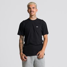 Fundada na Califórnia em 1966, a Vans está envolvida com a cultura rua, artes, música e ligada ao skate e à evolução do esporte, sem perder a essência. Dos clássicos aos modernos, a Vans possui uma enorme variedade de modelos de tênis, roupas e acessórios, sempre mantendo o estilo "Off The Wall". A Camiseta Core Basics Black White de manga curta, possui o logo Vans em "Drop V" discreto, bordado na altura do peito do lado esquerdo. Na cor preta, apresenta gola canelada, costura reforçada nos ombros e é confeccionada em 100% algodão. Tipo de caimento: clássico. O modelo tem 1,82 e veste tamanho M.