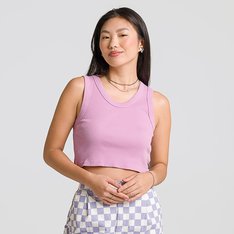 Sua personalidade em destaque, independente da ocasião. A Camiseta Drew Rib Tank S. Hero Sport Low Smoky Grape traz estilo sem esforço para o seu visual. A regata feminina foi construída para ser sua peça básica favorita. Confeccionada em malha canelada de tecido 100% algodão, na cor roxa, o modelo possui gola baixa e traz aplicação de etiqueta tecida Vans na lateral. Uma peça atemporal que carrega a herança Vans no estilo casual e descontraído.
