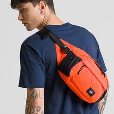 Feita com poliéster durável em um estilo robusto, a Bolsa Bounds Cross Body Upland Flame pode ser usada na cintura ou no peito para maior versatilidade. O painel traseiro em malha waffle oferece um ajuste confortável, enquanto o bolso para garrafa de água em malha elástica garante fácil acesso para hidratação em qualquer lugar. O modelo traz vários bolsos com zíper, facilitando para que tudo o que você precisar esteja ao seu alcance.