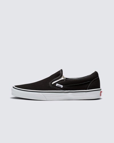 Em 1977, o tênis Slip-On, conhecido originalmente como Vans #98 é apresentado e com a ajuda de skatistas e atletas de BMX, virou uma febre no sul da Califórnia. Anos depois, ganhou atenção e apelo internacional quando apareceu nos pés de Jeff Spiccoli, personagem interpretado por Sean Penn no filme Fast Times at Ridgemont High, de 1982, tornando-se um dos maiores ícones da Vans. O Tênis Slip-On Black possui perfil baixo, cabedal de lona têxtil resistente na cor preta, cano acolchoado, elástico nas laterais, viras laterais de borracha na cor branca com biqueiras reforçadas para suportar o desgaste por repetição e a original sola de borracha Waffle exclusiva Vans.